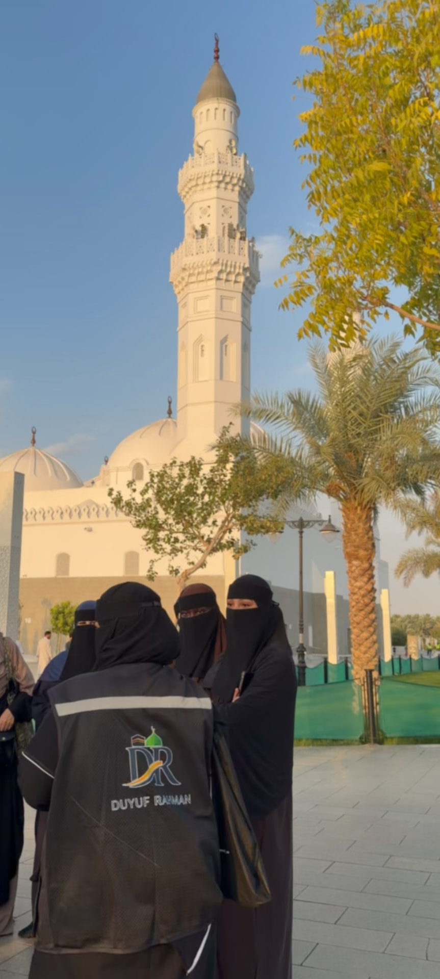 Groupe Duyuf Rahman devant la mosquée de Quba