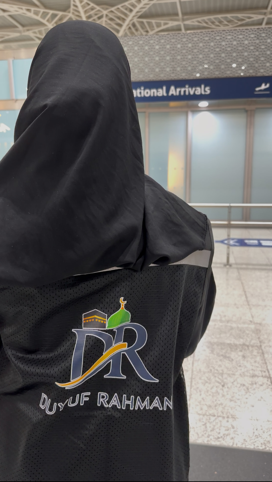 Accompagnatrice Duyuf Rahman accueillant les participantes à l'arrivée à l'aéroport