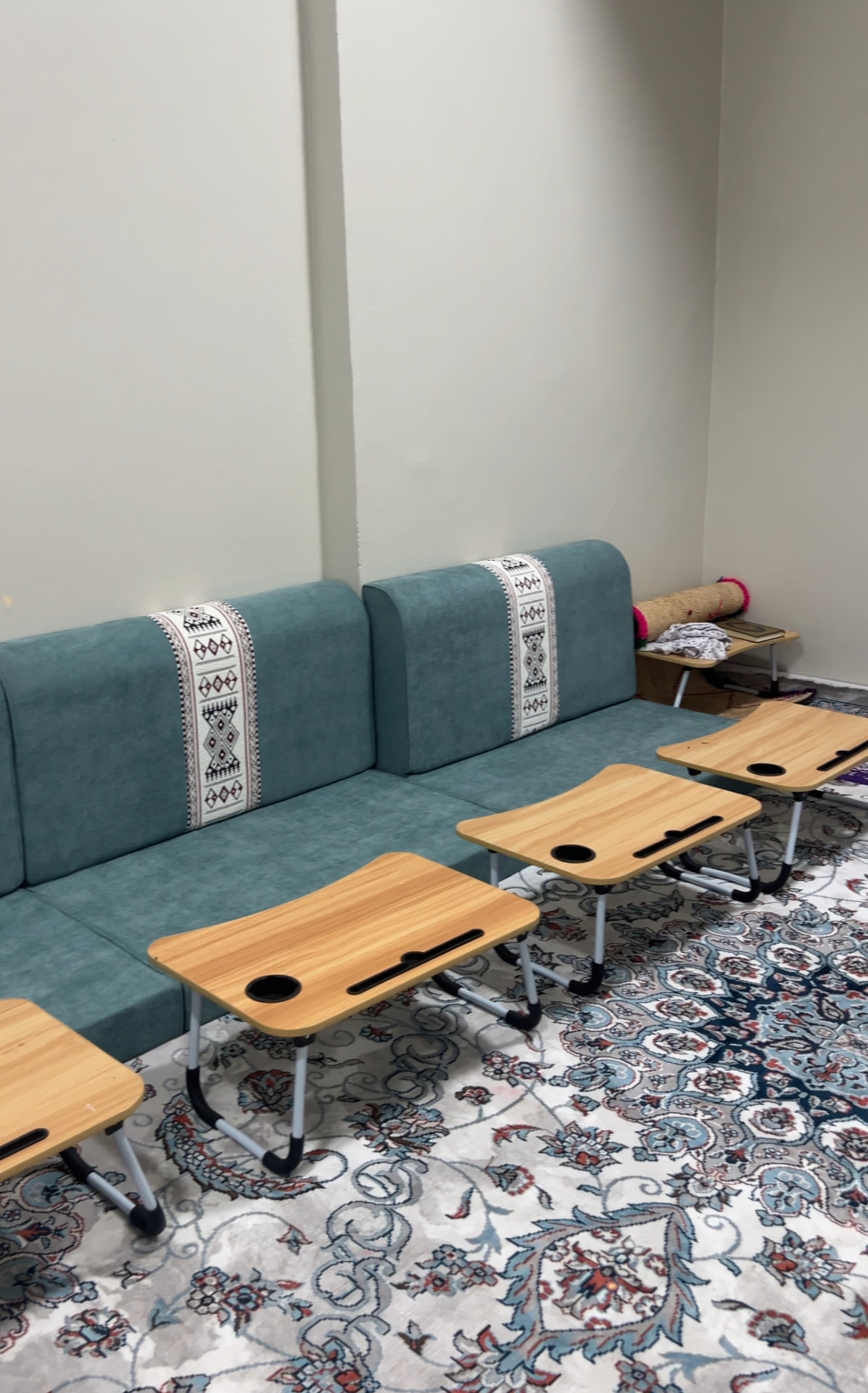 Espace d'étude familial avec banquettes et petites tables