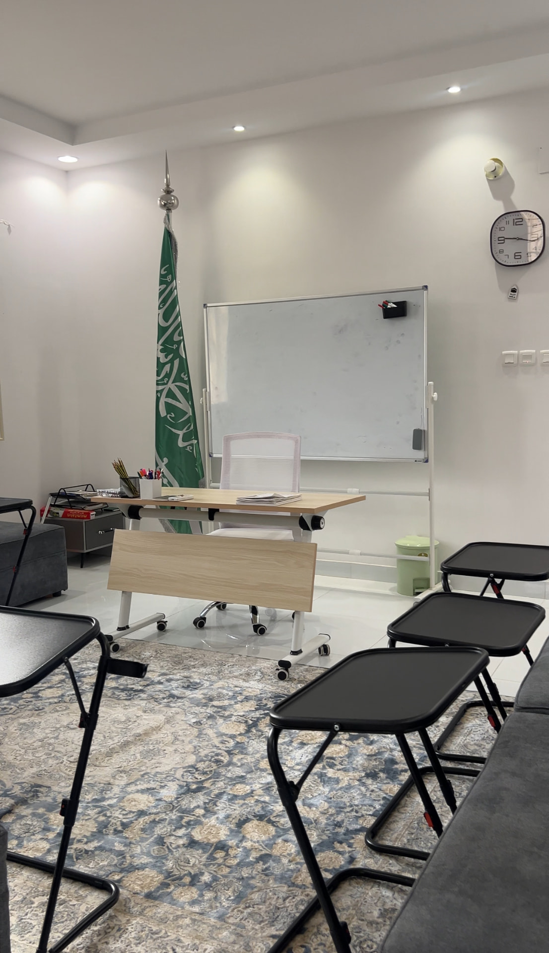 Salle de cours Duyuf Rahman à Médine, bureau de l'enseignant et tableau
