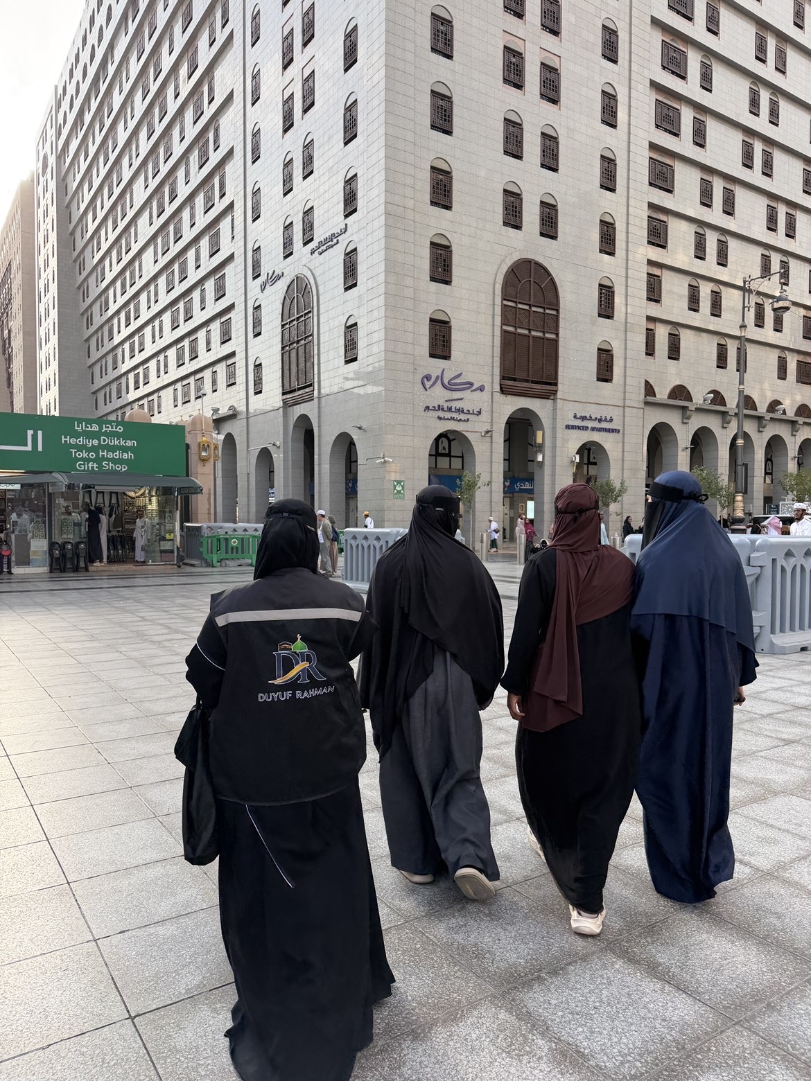 Participantes se rendant à Masjid an-Nabawi avec leur accompagnatrice