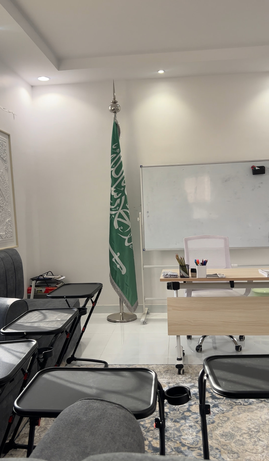 Salle de cours Duyuf Rahman à Médine avec tableau blanc et pupitres